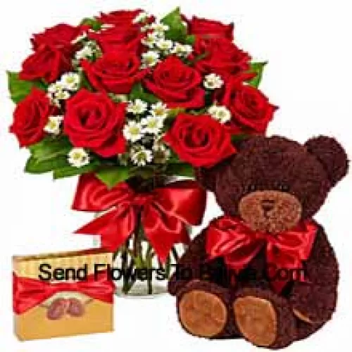 11 rose rosse con alcune felci in un vaso di vetro, un carino orsacchiotto alto 14 pollici e una scatola di cioccolatini importati