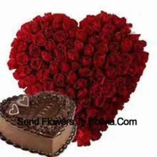 Disposizione a forma di cuore di 101 rose rosse insieme a 1 kg di torta al cioccolato a forma di cuore