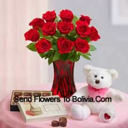 11 Czerwonych Róż z Paprotkami w Szklanej Wazie, Uroczy Miś Biały o Wysokości 12 Cali i Importowane Pudełko Czekoladek