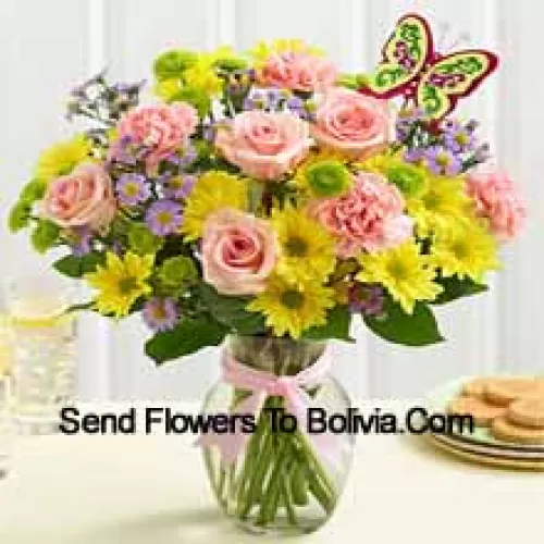 Pinkit ruusut, pinkit neilikat ja keltaiset gerberat kausittaisilla täytteillä lasimaljakossa - 25 varret ja täytteet