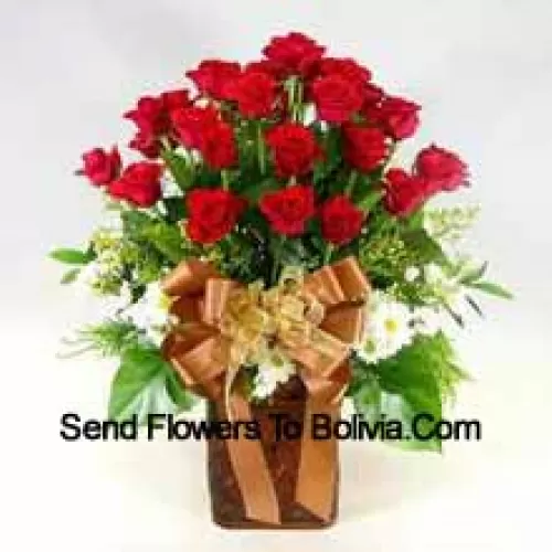 23本の赤いバラと14本の白いガーベラと季節のフィラーが入った花瓶