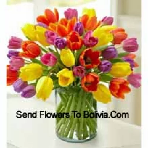 Mieszane kolorowe tulipany w szklanej wazonie - Prosimy zauważyć, że w przypadku braku dostępności pewnych kwiatów sezonowych zostaną one zastąpione innymi kwiatami o tej samej wartości