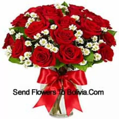 25 Czerwonych Róż z Trochę Paproci w Szklanej Wazie