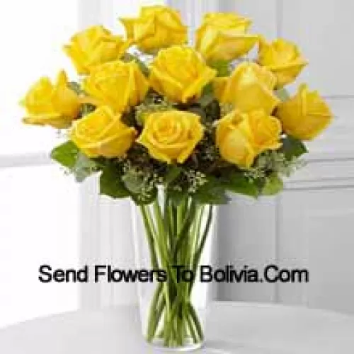 11 желтых роз с папоротниками в стеклянной вазе