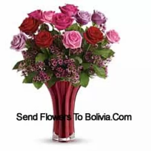 11 mieszanych kolorowych róż z kilkoma paprotkami w wazie