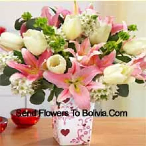粉色百合和白色郁金香，配以玻璃花瓶中的其他白色填充物 - 请注意，如果某些季节性花卉不可用，将用价值相同的其他花卉替代