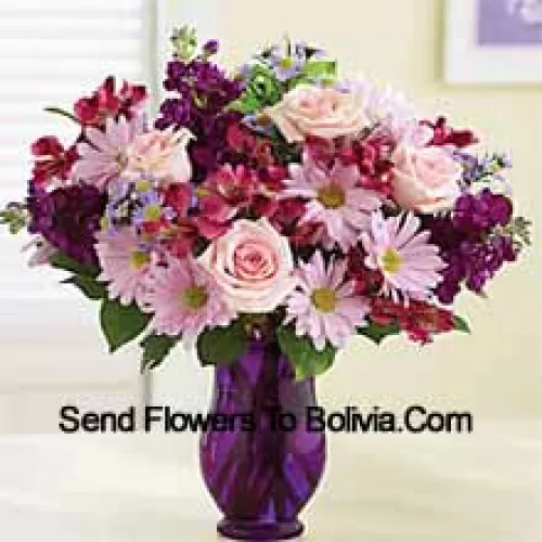 Розовые розы, розовые герберы и другие разнообразные цветы красиво собраны в стеклянной вазе - 25 стеблей и наполнители