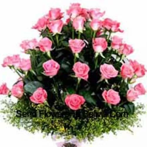 Canasta de 31 rosas rosadas con relleno estacional