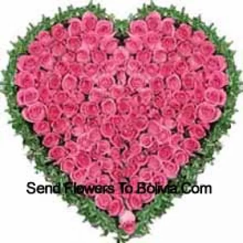 Herzförmige Anordnung von 101 pinkfarbenen Rosen