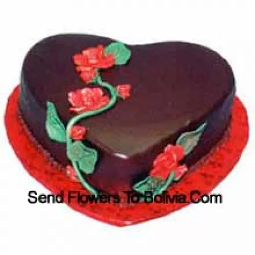 עוגת טראפל שוקולד בצורת לב במשקל קילו אחד (2.2 פאונד)