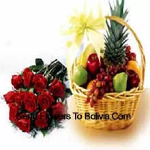 זוג של 11 ורדים אדומים עם סל פירות טריים של 5 ק"ג (11 ליברות)