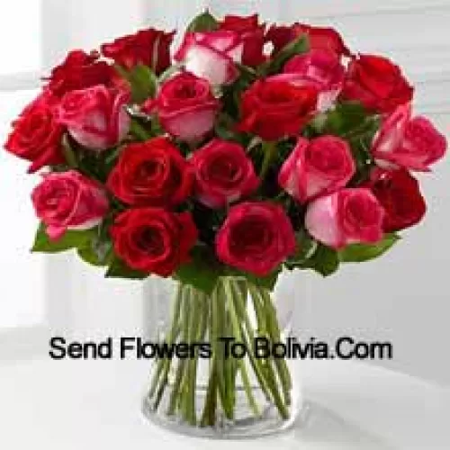23朵玫瑰花（11朵红色和12朵双色粉色）搭配季节性的插花，放在玻璃花瓶里