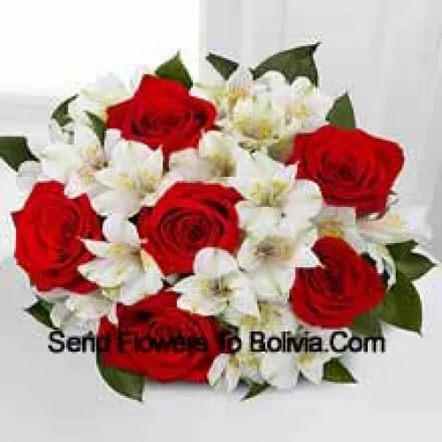 Bos van 7 rode rozen en seizoensgebonden witte bloemen