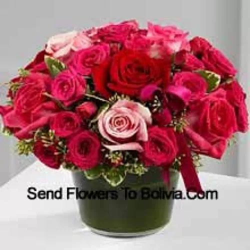 سلة جميلة من الورود الحمراء والورد الوردي الداكن والوردي الفاتح. تحتوي هذه السلة على مجموع 24 وردة.