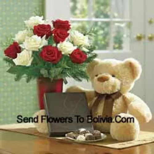 7朵红色和6朵白色玫瑰，配以一些蕨类植物放在花瓶里，还有一个可爱的浅棕色10英寸泰迪熊和一盒巧克力