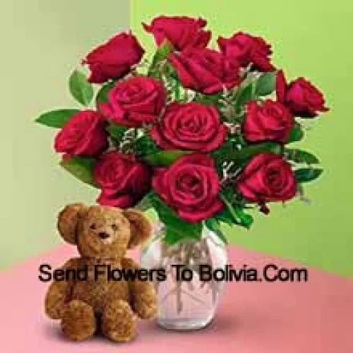 11 Trandafiri rosii cu cateva frunze de feriga intr-o vaza si un ursulet de plus maro de 8 inch